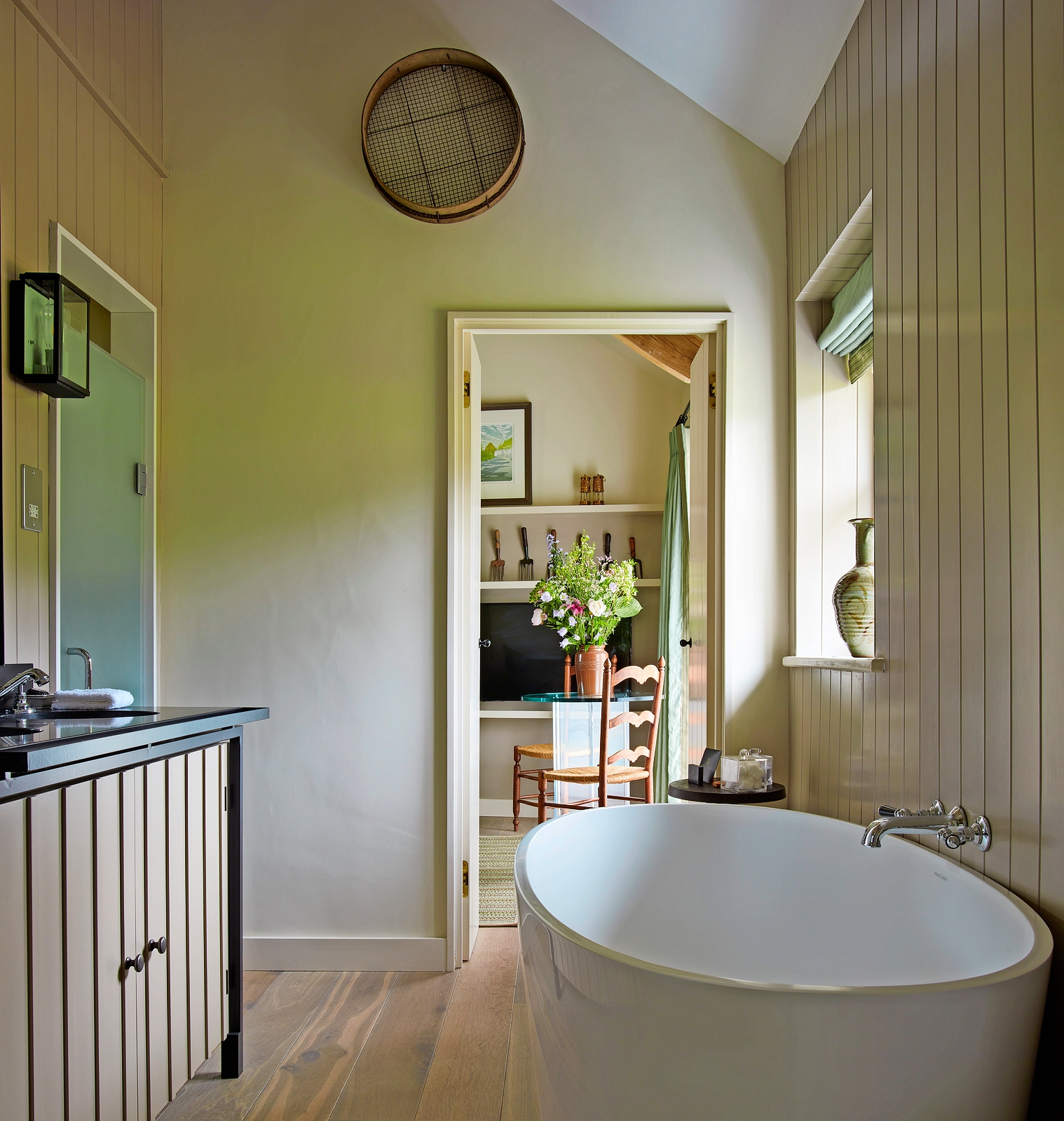 Elegant bathroom and guest area at Grove of Narberth.